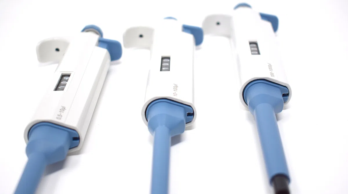 Juego de micropipetas: 3 pipetas científicas TopPette (0,5-10 ul; 10-100 ul; 100-1000 ul), canal único ajustable, multipieza, esterilizable en autoclave, pipetas